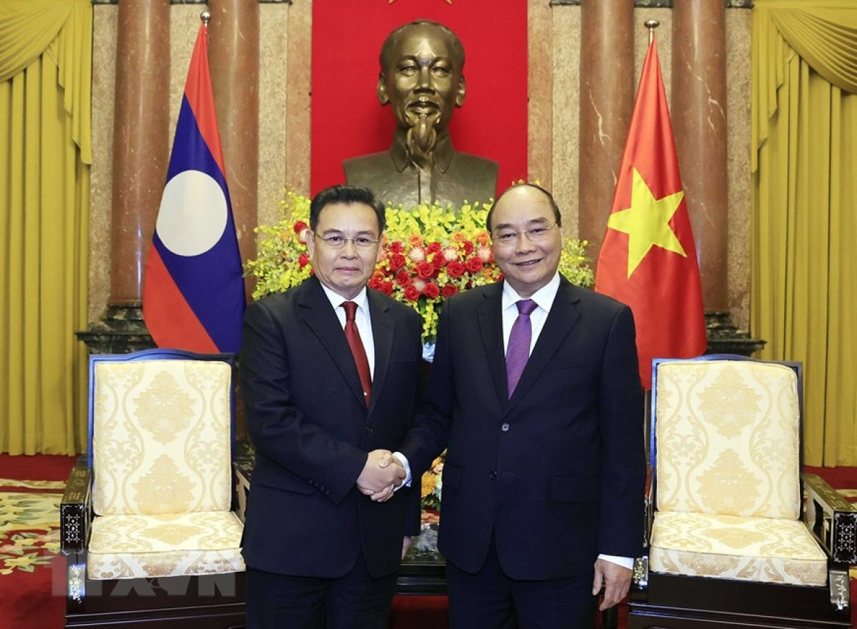 Chủ tịch nước Nguyễn Xuân Phúc tiếp Chủ tịch Quốc hội Lào. Ảnh: TTXVN