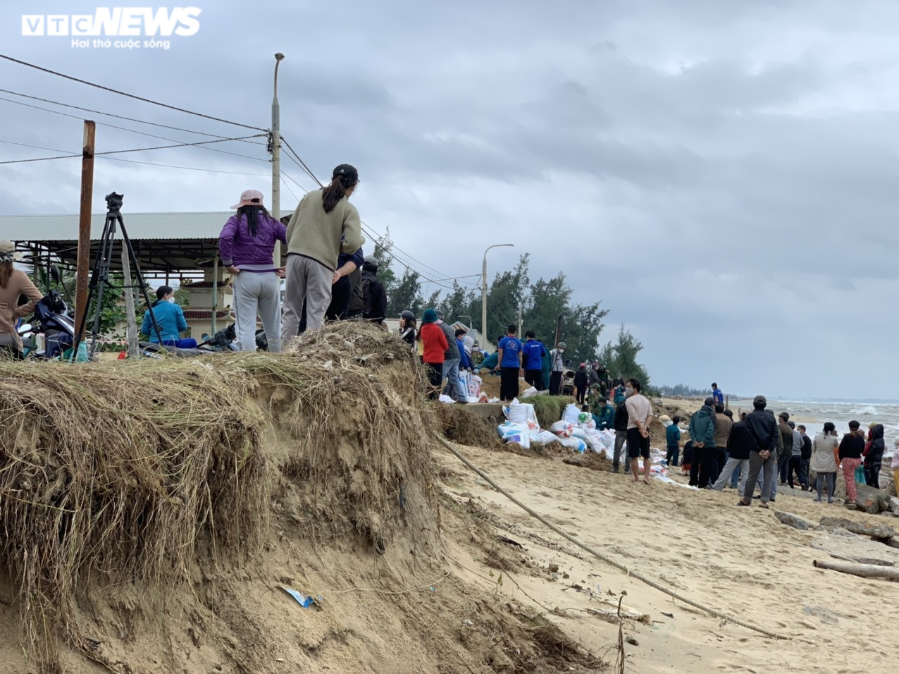 Ảnh: Sóng đánh tan hoang hơn 200m bờ biển, nhà dân có nguy cơ bị 'nuốt chửng' - 4