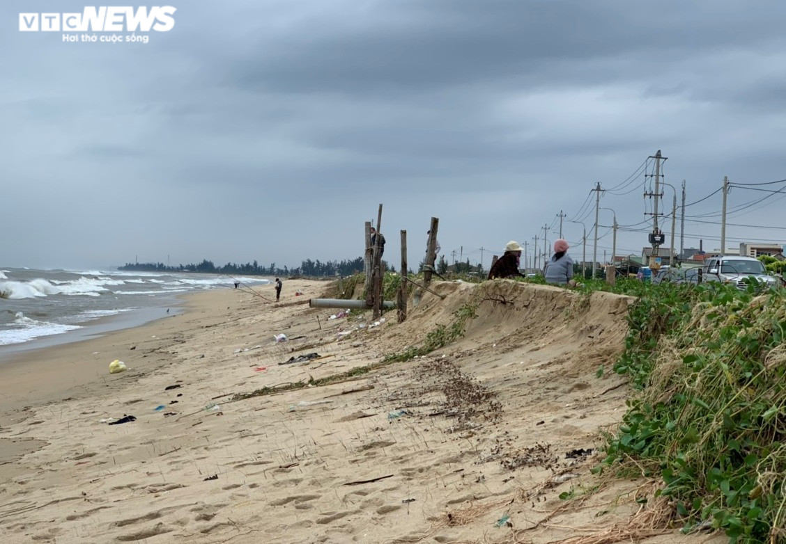 Ảnh: Sóng đánh tan hoang hơn 200m bờ biển, nhà dân có nguy cơ bị 'nuốt chửng' - 1
