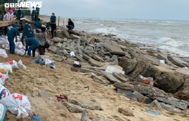 Ảnh: Sóng đánh tan hoang hơn 200m bờ biển, nhà dân có nguy cơ bị 'nuốt chửng' - 3