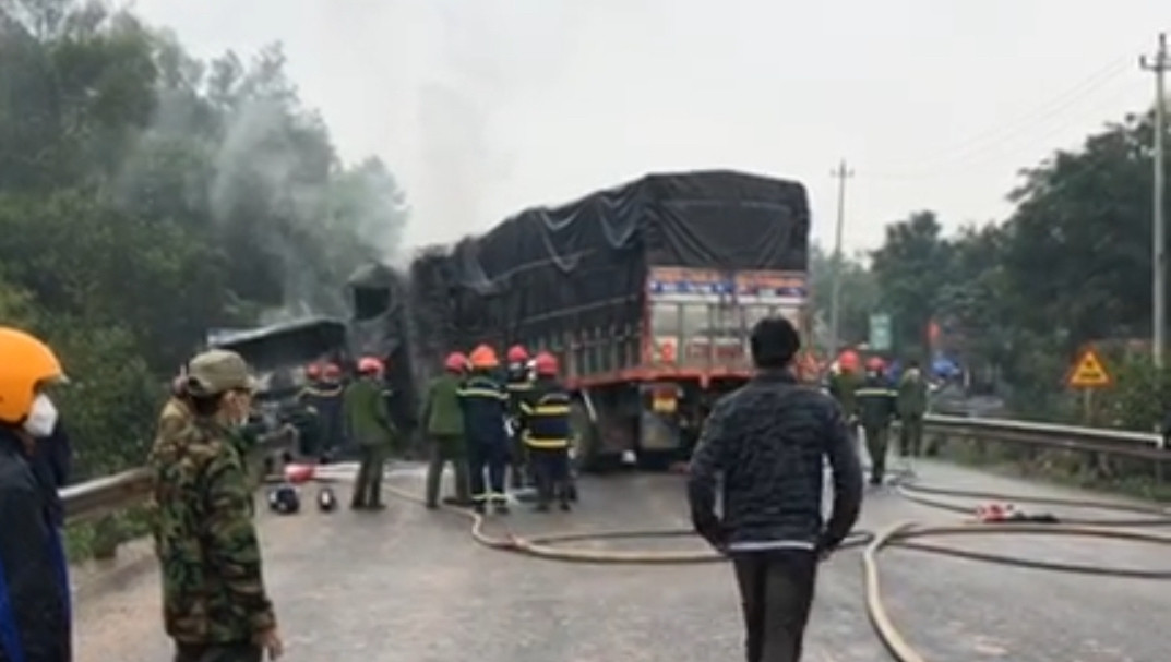 Huế: Hai xe tải bốc cháy sau khi đấu đầu, 4 người thương vong - 1