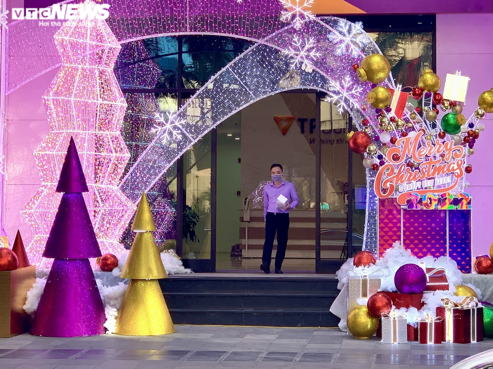 Trung tâm thương mại Hà Nội trang hoàng rực rỡ đón Giáng Sinh - 1