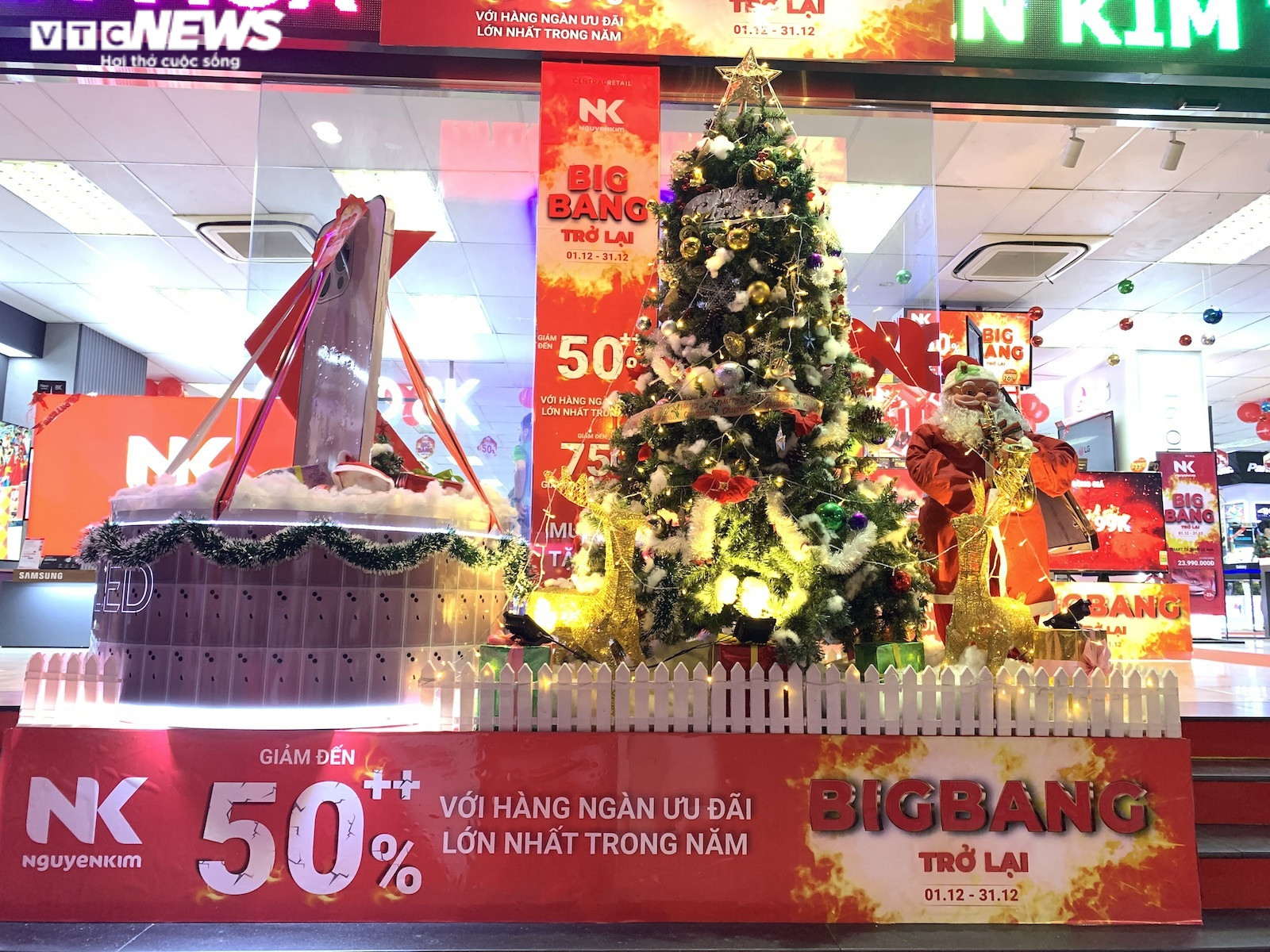 Trung tâm thương mại Hà Nội trang hoàng rực rỡ đón Giáng Sinh - 13