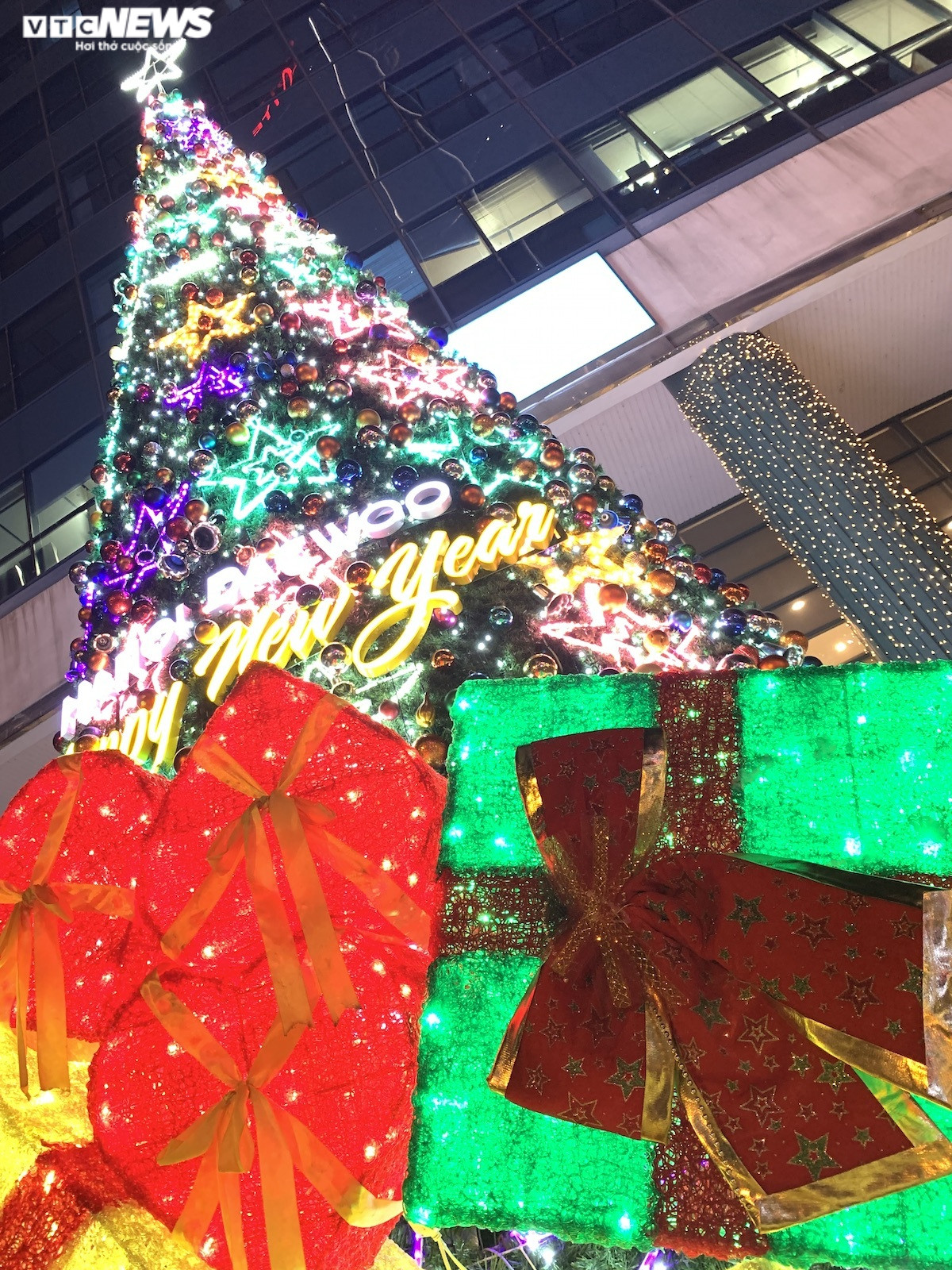 Trung tâm thương mại Hà Nội trang hoàng rực rỡ đón Giáng Sinh - 8