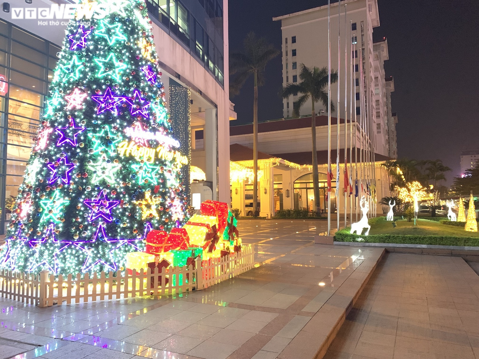 Trung tâm thương mại Hà Nội trang hoàng rực rỡ đón Giáng Sinh - 7