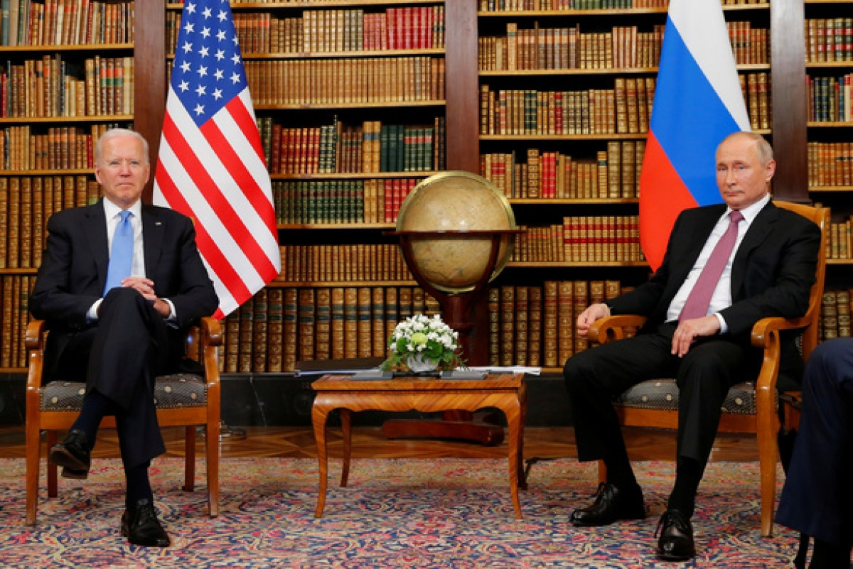 Tổng thống Mỹ Joe Biden (trái) và Tổng thống Nga Vladimir Putin trong cuộc gặp tại Geneva hồi tháng 6/2021. Ảnh: Reuters.