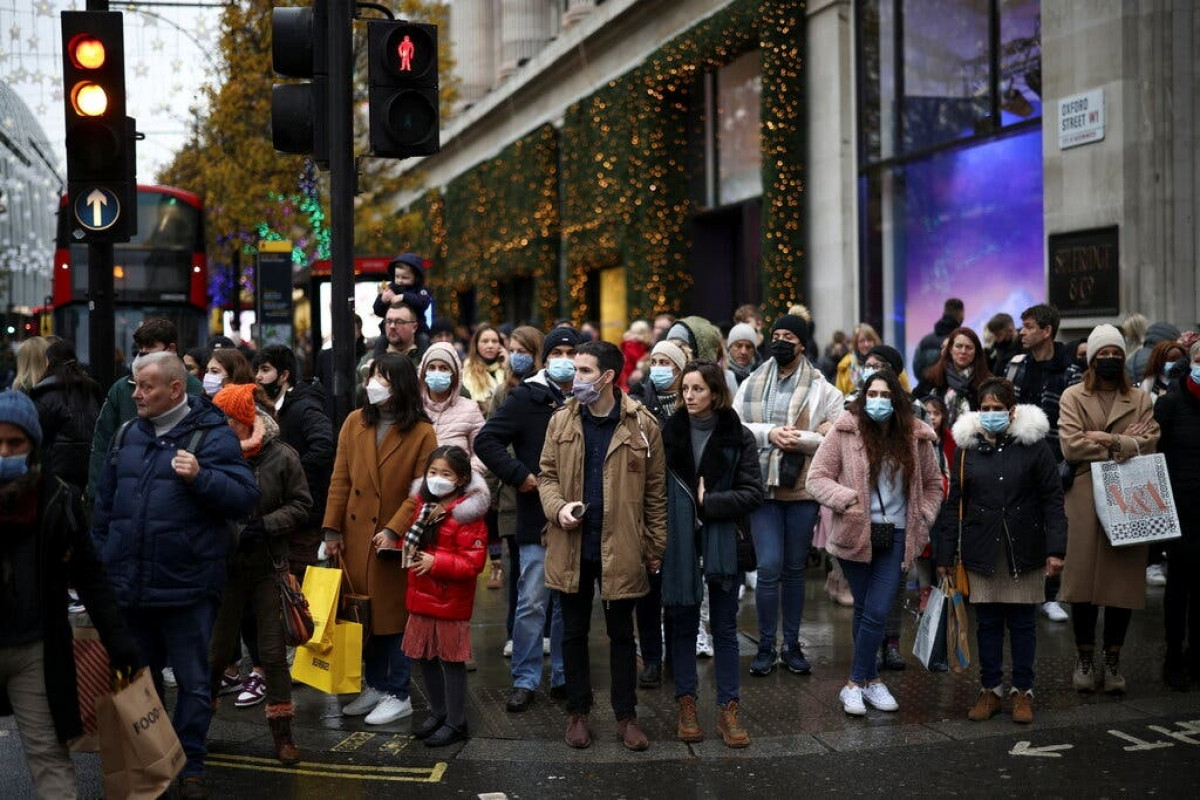 Người dân đi mua sắm tại London, Anh. Ảnh: Reuters