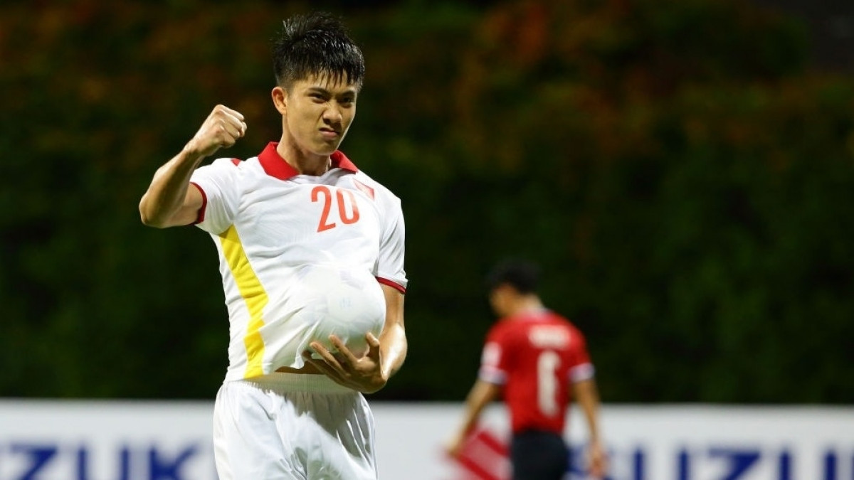 Phan Văn Đức ghi bàn lưới ĐT Lào ở trận ra quân AFF Cup 2020 (Ảnh: Getty).