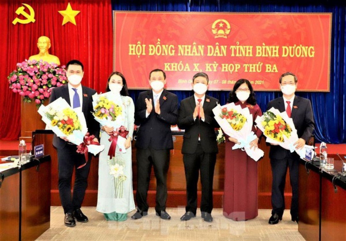 Ông Nguyễn Văn Dành (ngoài cùng bên phải) được bầu giữ chức Phó Chủ tịch UBND tỉnh Bình Dương