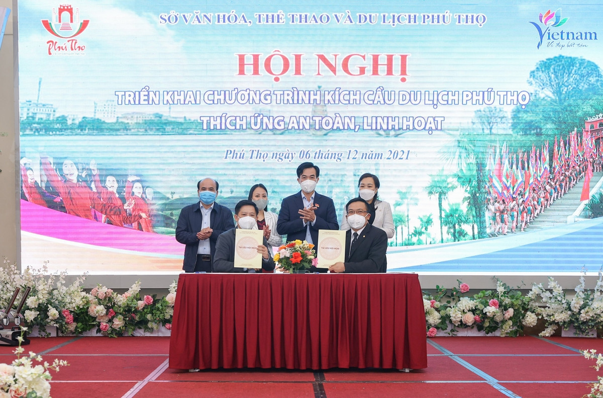 Lễ ký kết hợp tác xây dựng tour an toàn giữa Hội Lữ hành Hà Nội và Hiệp hội Du lịch Phú Thọ.