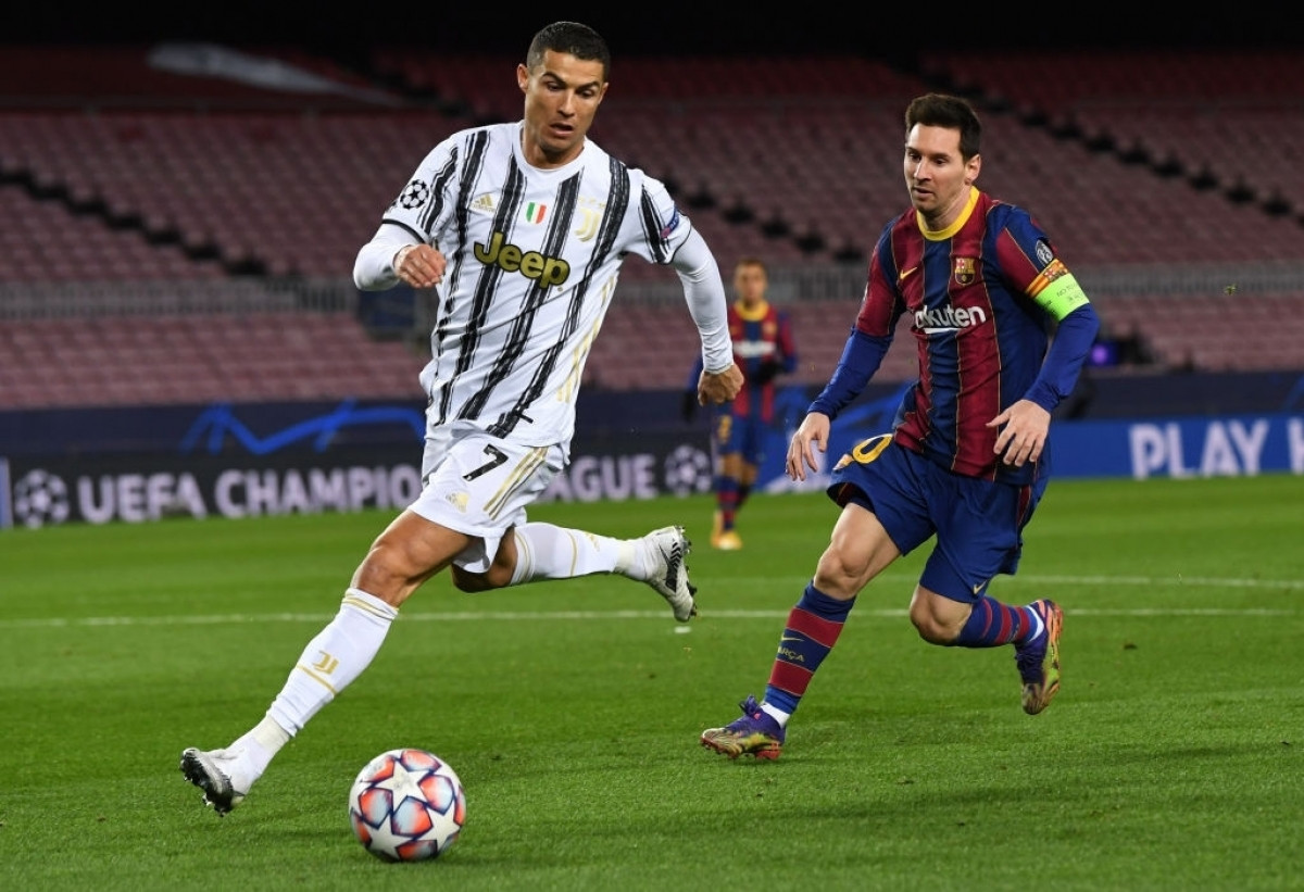Ronaldo vượt trội Messi trong cuộc đối đầu trực tiếp cách đây 1 năm. (Ảnh: Getty). 
