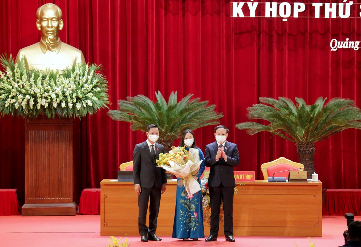 Tân Phó Chủ tịch HĐND tỉnh Quảng Ninh Vi Ngọc Bích nhận hoa chúc mừng từ Thường trực HĐND tỉnh Quảng Ninh