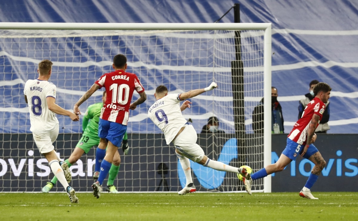Benzema hạ gục thủ môn Oblak. (Ảnh: Reuters)