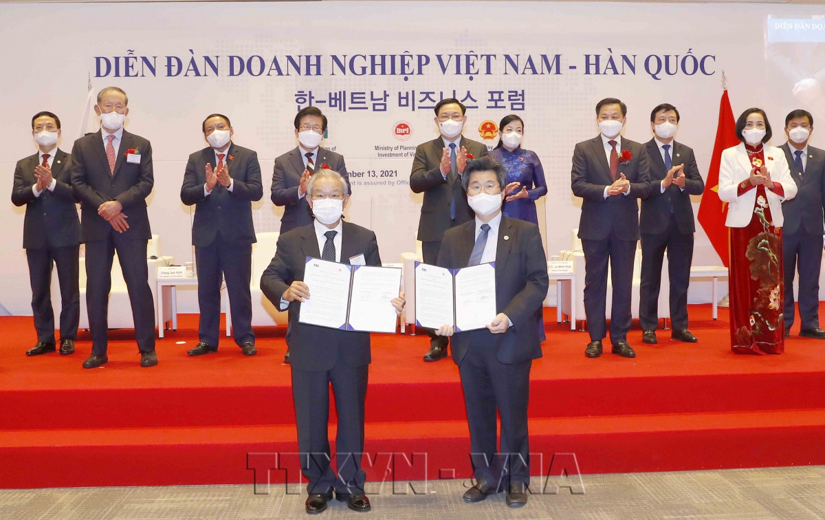 Các địa phương trao giấy chứng nhận đăng ký đầu tư và thoả thuận hợp tác với các doanh nghiệp của Hàn Quốc.