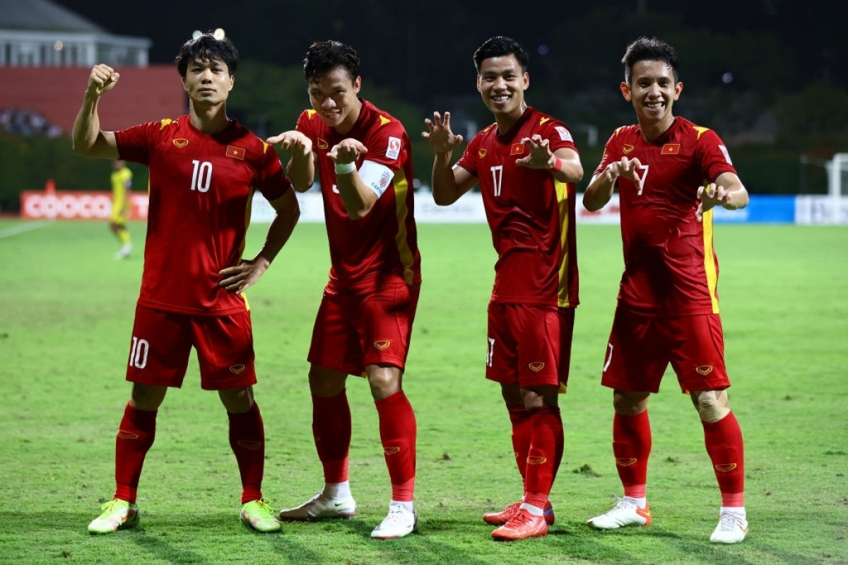ĐT Việt Nam đè bẹp Malaysia trong trận đấu then chốt tại bảng B AFF Cup 2020. (Ảnh: Getty)