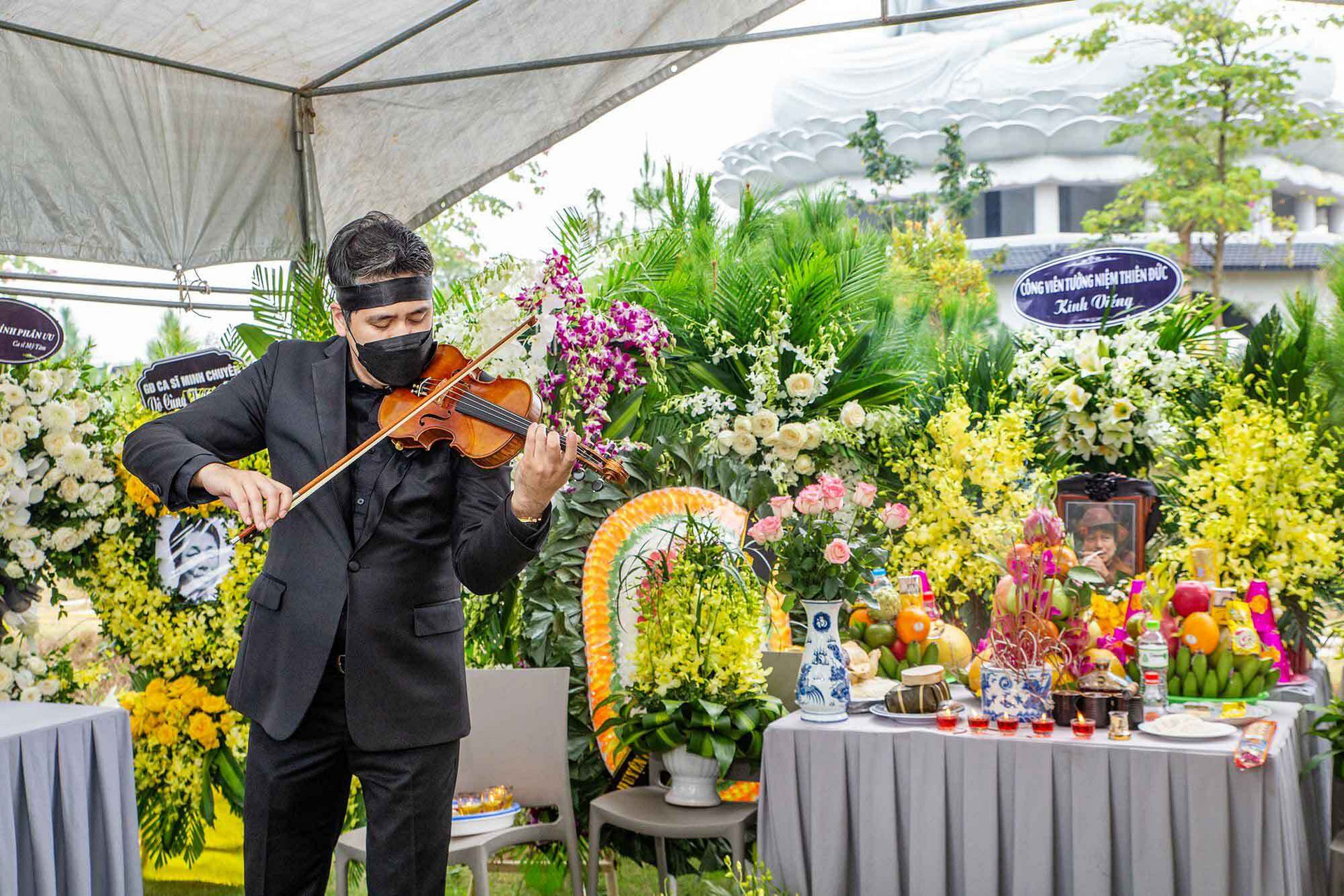 Bên mộ nhạc sĩ Phú Quang, Bùi Công Duy chơi violin bản 'Em ơi Hà Nội phố'  - 1