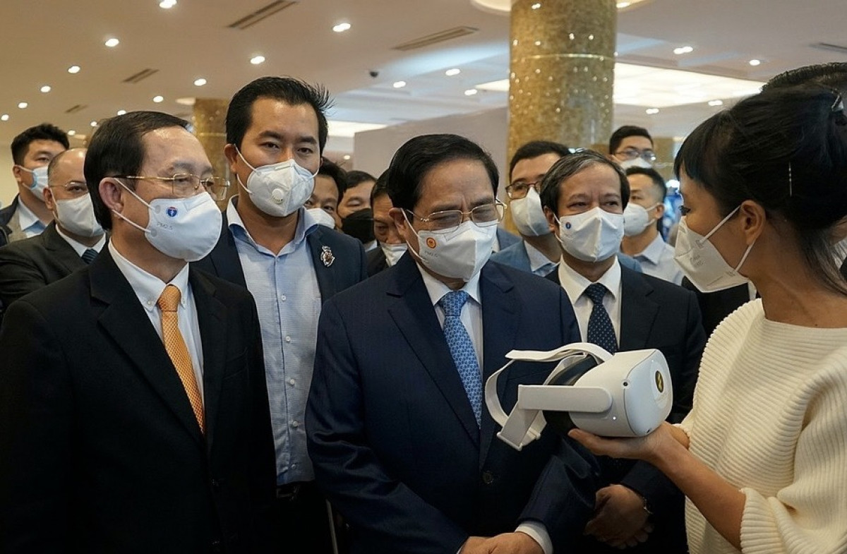 Thủ tướng Phạm Minh Chính (giữa) và Bộ trưởng Khoa học và Công nghệ Huỳnh Thành Đạt (trái) thăm gian hàng trước giờ khai mạc. (Ảnh: Bộ KH&CN)
