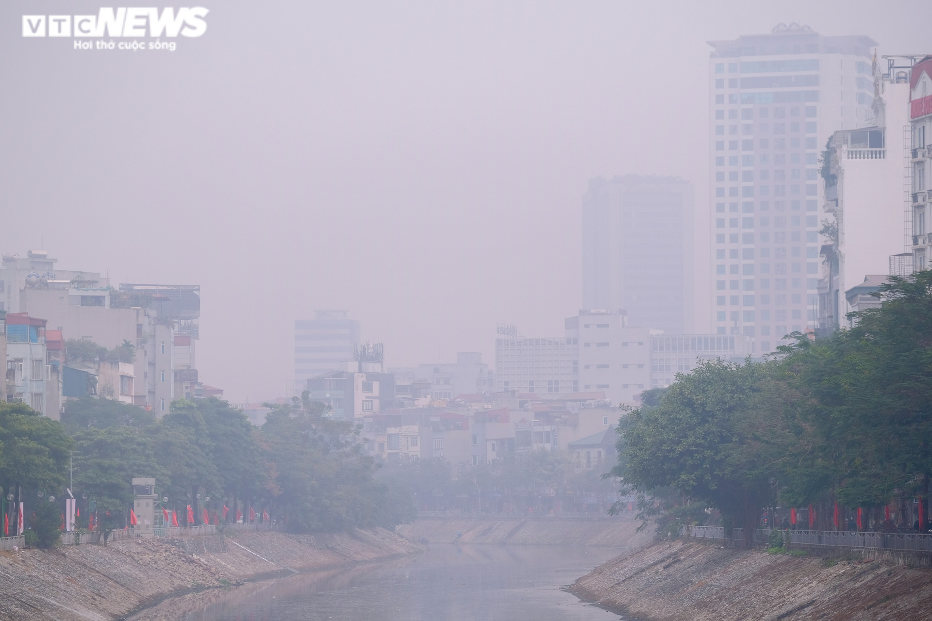 Hà Nội đặc quánh sương mù và bụi mịn, báo động đỏ về ô nhiễm không khí - 2