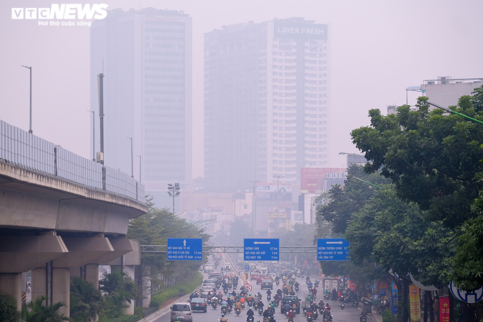 Hà Nội đặc quánh sương mù và bụi mịn, báo động đỏ về ô nhiễm không khí - 1