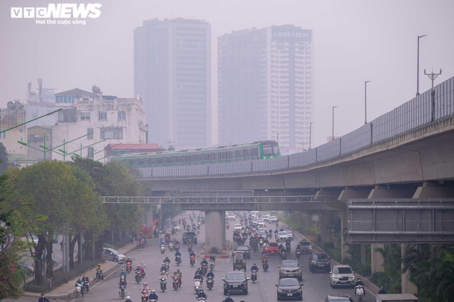 Hà Nội đặc quánh sương mù và bụi mịn, báo động đỏ về ô nhiễm không khí - 8