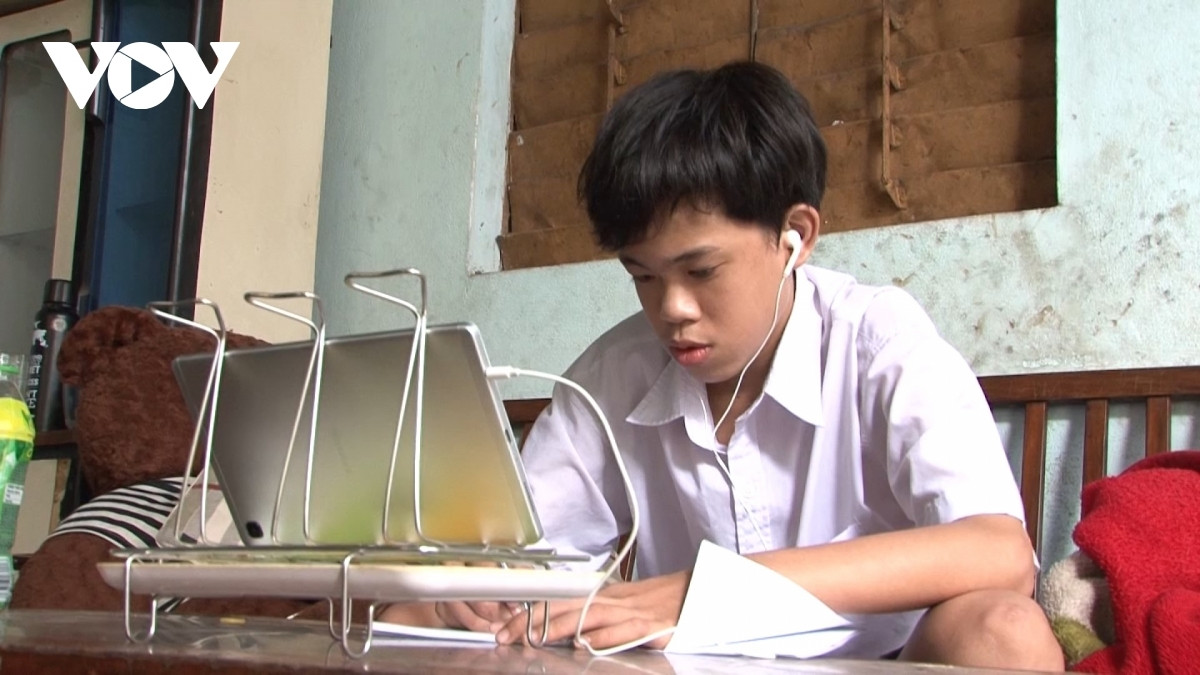 Ước mơ có chiếc máy tính bảng để học trực tuyến của em Nguyễn Văn Tâm ở Đà Nẵng đã thành hiện thực. Ảnh: VOV - Miền Trung