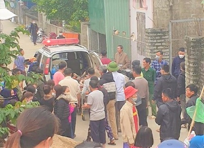 Rò điện khi xây nhà, 2 công nhân bị điện giật thương vong - 1