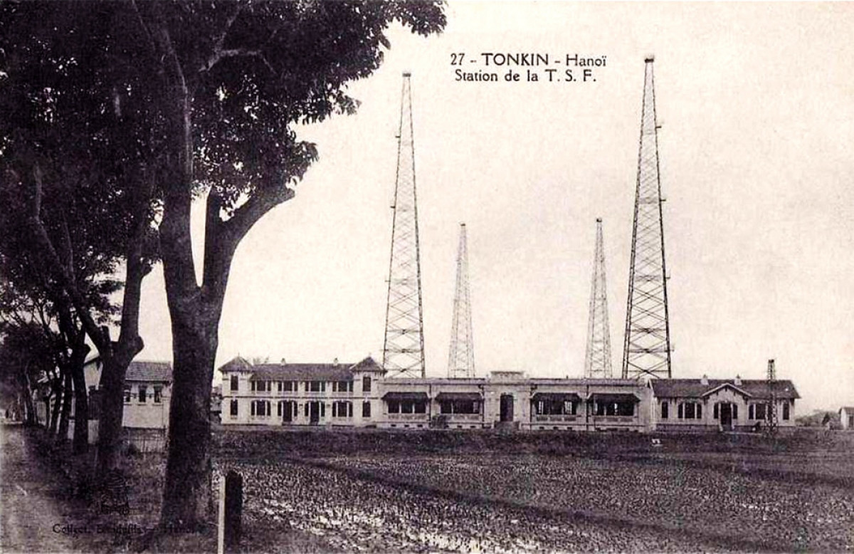 Trạm Bạch Mai trước năm 1945 nhìn từ phố Đại La. Nguồn: Bưu ảnh Đông dương thuộc Pháp (Tạp chí Kiến trúc)