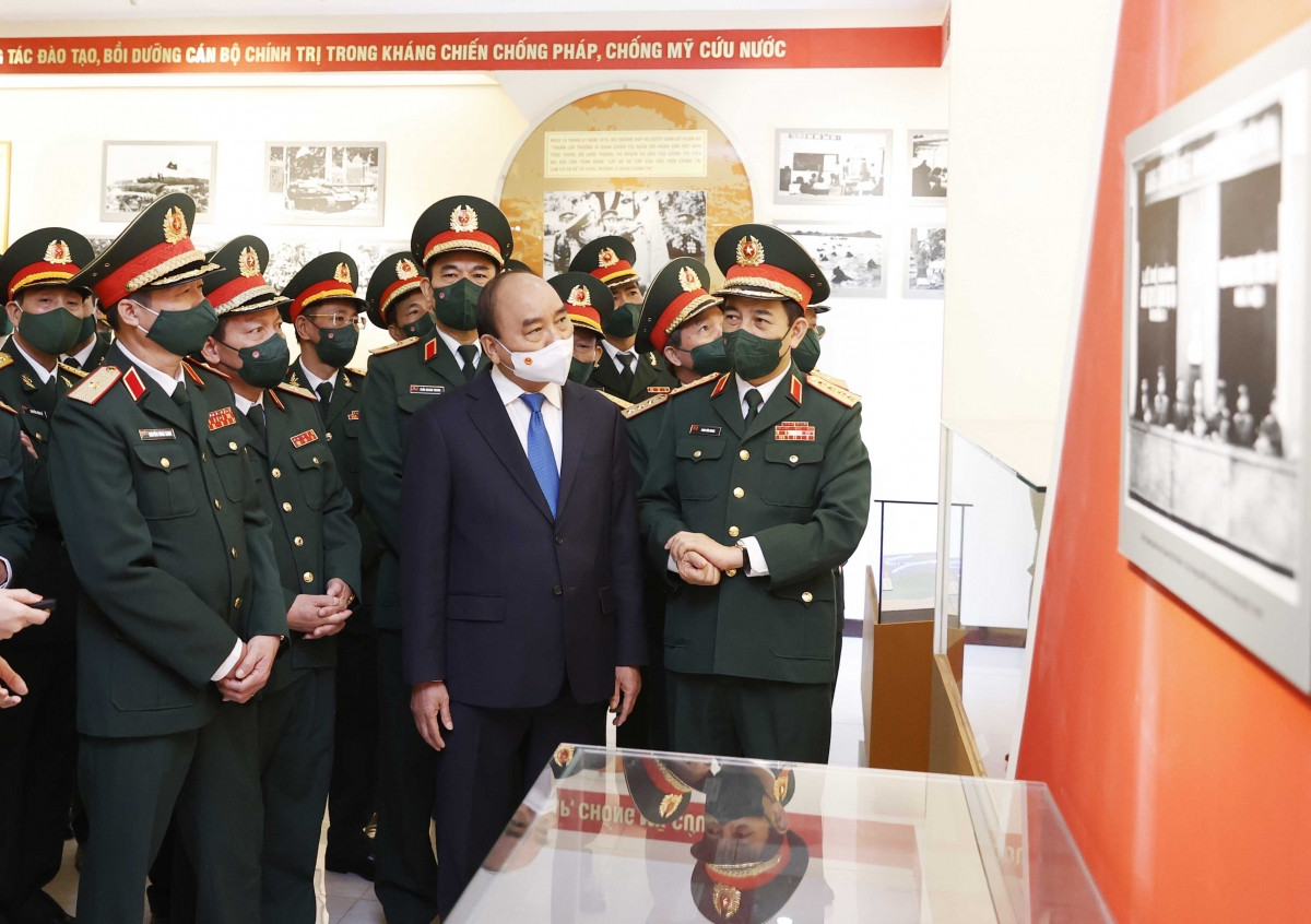 Chủ tịch nước Nguyễn Xuân Phúc thăm Phòng Truyền thống của Trường Sĩ quan Chính trị.