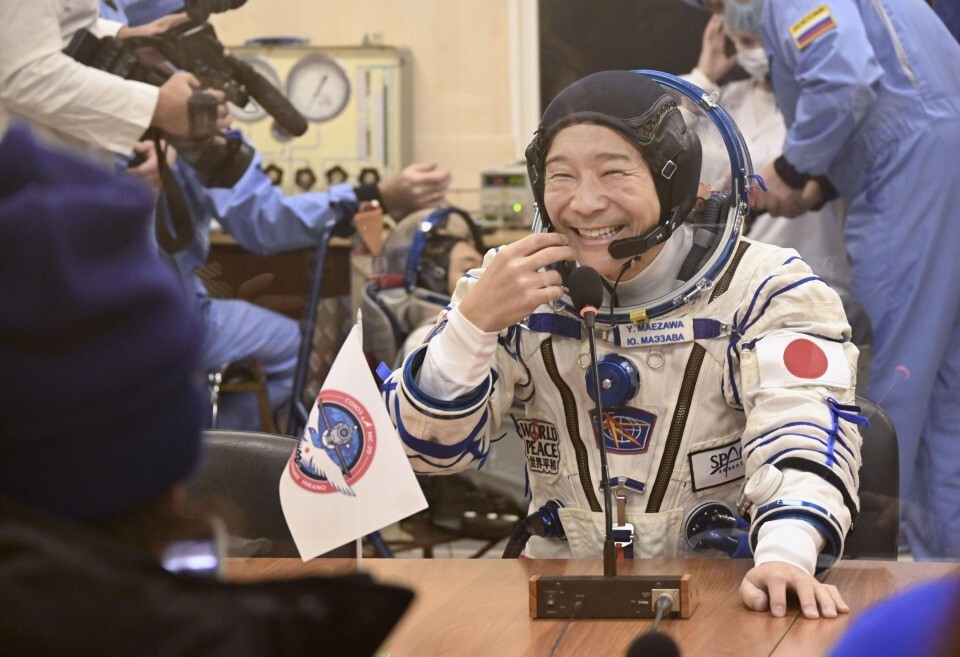 Tỷ phú Nhật Bản Yusaku Maezawa trở về Trái Đất sau chuyến du lịch vũ trụ - 1