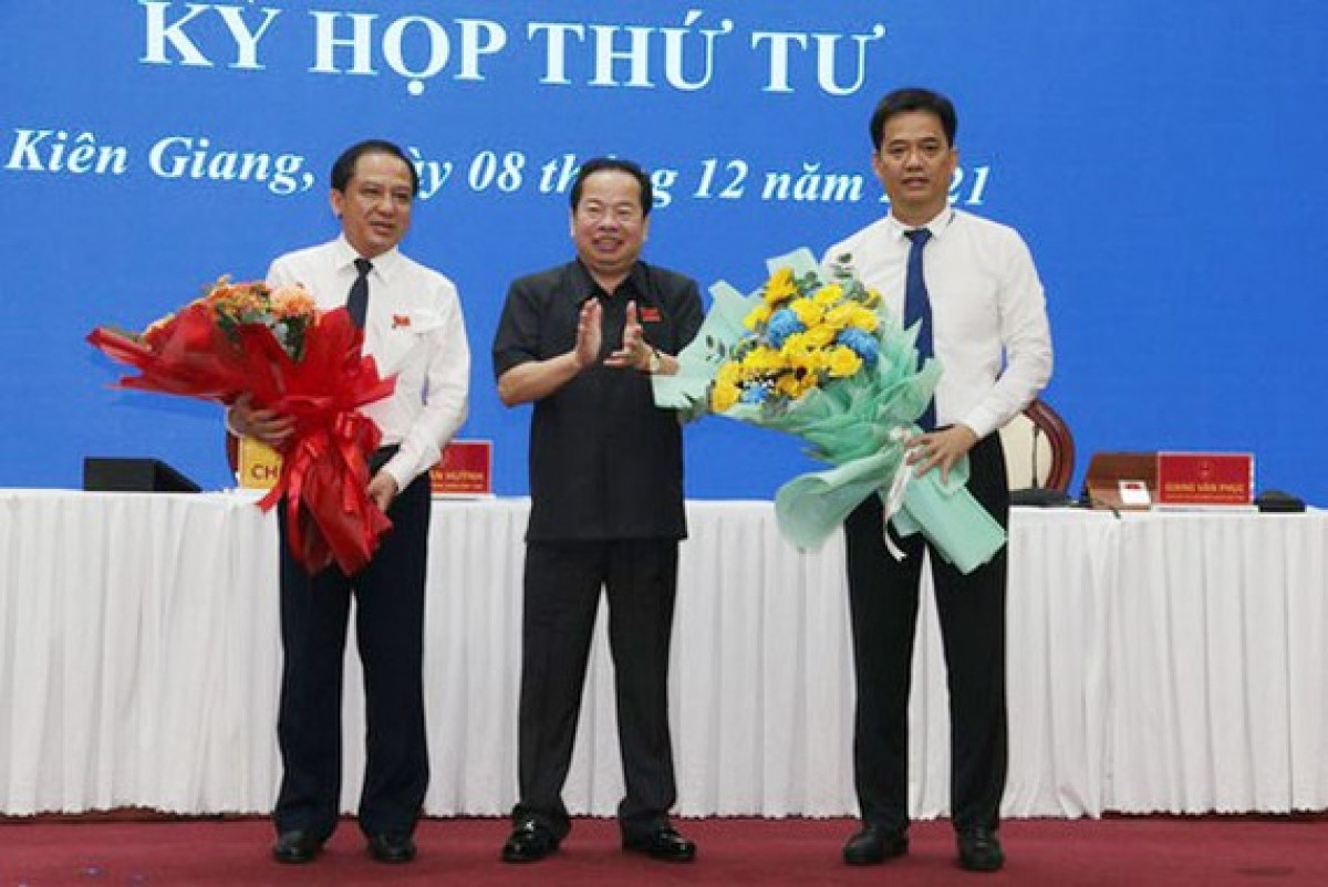 Ông Mai Văn Huỳnh, Phó Bí thư Thường trực Tỉnh ủy, Chủ tịch HĐND tỉnh Kiên Giang, tặng hoa chúc mừng ông Lê Quốc Anh (bên phải)