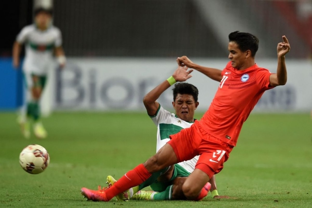 Cầu thủ đôi bên tranh chấp quyết liệt. (Ảnh: Getty)