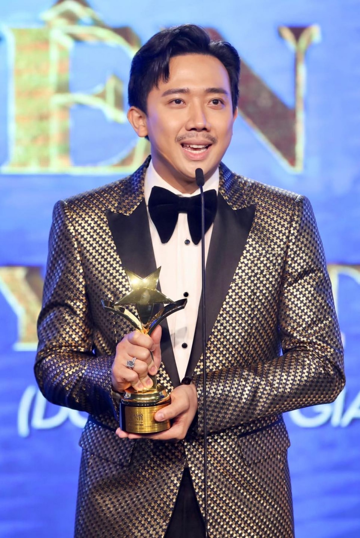 Trấn Thành phát biểu trên sân khấu nhận giải.