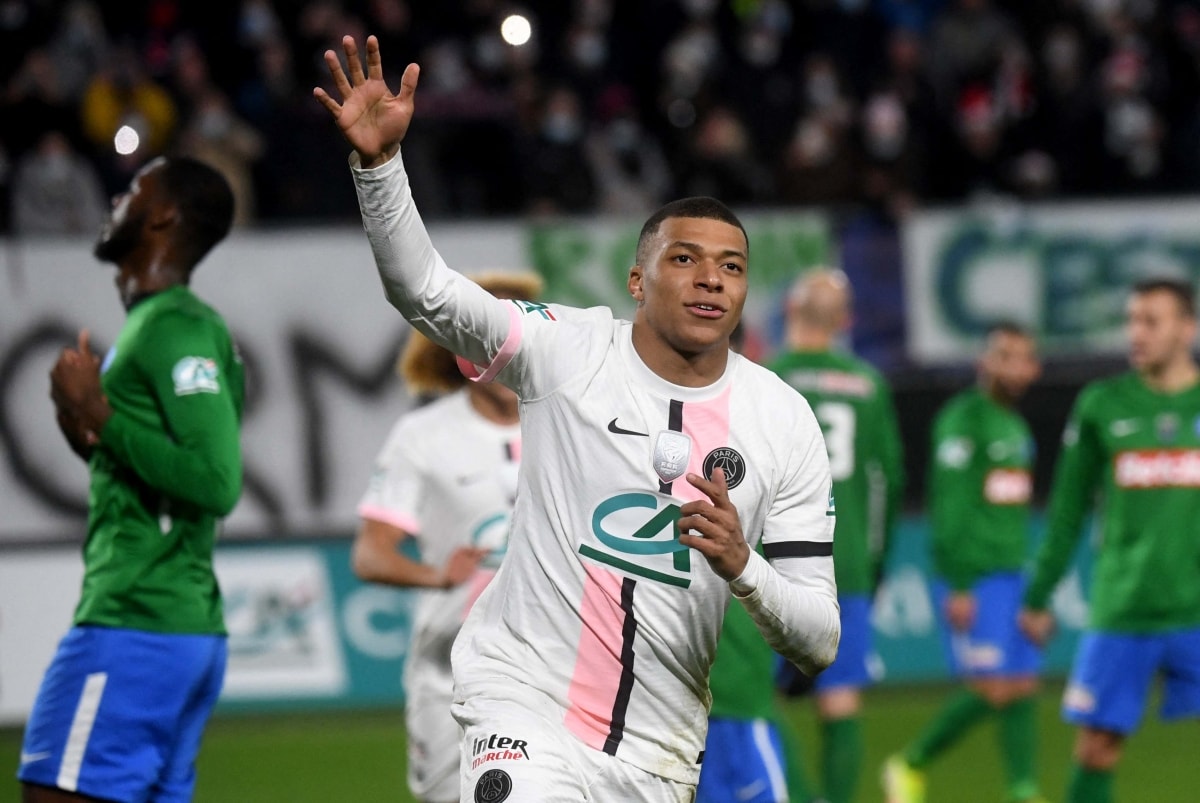 Tiền vệ: Kylian Mbappe (PSG) | Chân sút người Pháp ghi 15 bàn thắng, 15 kiến tạo cho PSG trên mọi đấu trường ở mùa giải năm nay.