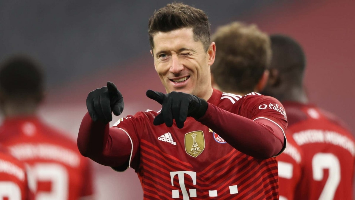 Tiền đạo: Robert Lewandowski (Bayern Munich) | Tiền đạo người Ba Lan ghi 30 bàn thắng, 3 kiến tạo sau 25 trận thi đấu cho Bayernt trên mọi đấu trường./.