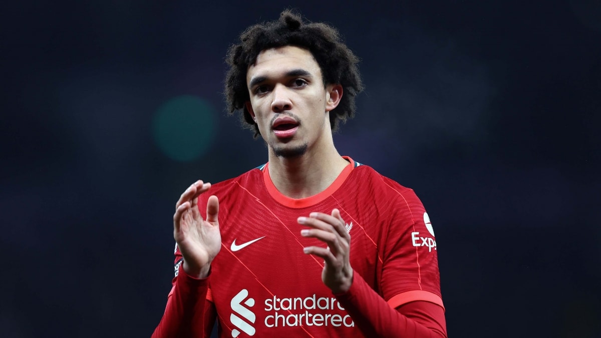 Hậu vệ phải: Trent Alexander-Arnold (Liverpool) | Alexander-Arnold tạo 58 cơ hội, có 10 đường kiến tạo, hơn bất kỳ hậu vệ nào ở châu Âu. Ngoài ra, hậu vệ này có 2 bàn thắng.