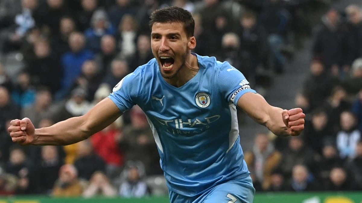 Trung vệ: Ruben Dias (Manchester City) | Trung vệ người Bồ Đào Nha không mắc bất cứ sai lầm nào ở nửa đầu mùa giải năm nay. Dias đứng thứ năm trong số các trung vệ có số đường chuyền nhiều nhất ở 5 giải đấu hàng đầu châu Âu (1.527) tỉ lệ thành công là 93,11%.