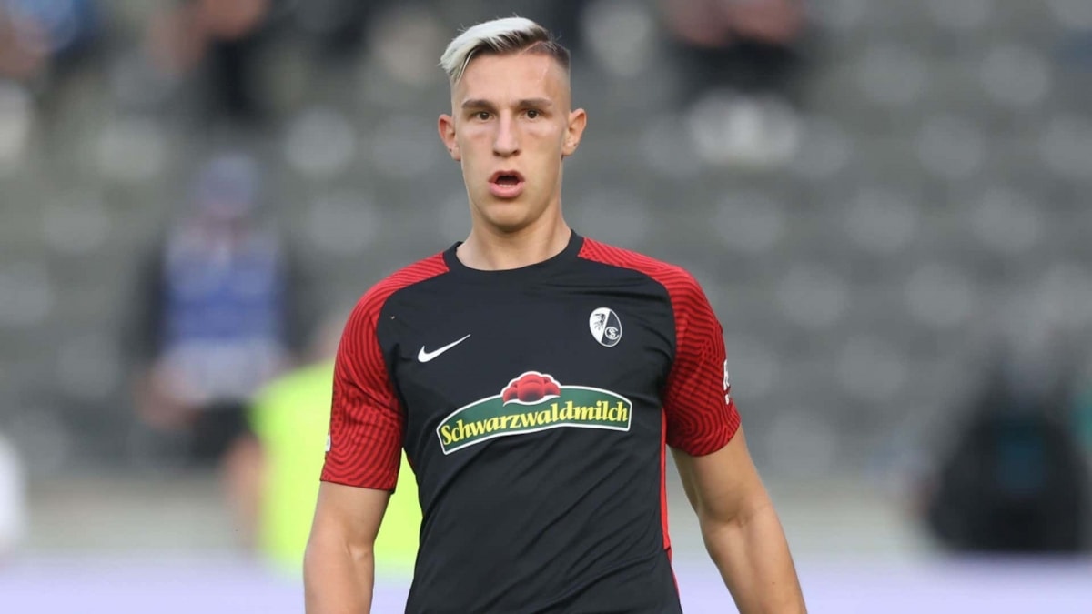 Trung vệ: Nico Schlotterbeck (Freiburg) | Frieburg cùng với Bayern là hai đội để lọt lưới ít nhất Bundesliga. Trung vệ Nico Schlotterbeck là nhân tố chính giúp đội bóng này đạt được thành tích trên.