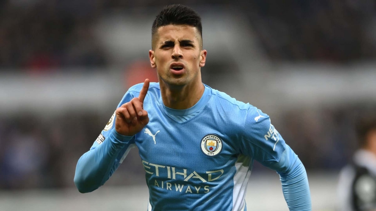 Hậu vệ trái: Joao Cancelo (Manchester City) | Hậu vệ người Bồ Đào Nha ra sân 24 trận cho Man City trên mọi đấu trường, ghi 3 bàn thắng có 7 đường kiến tạo.