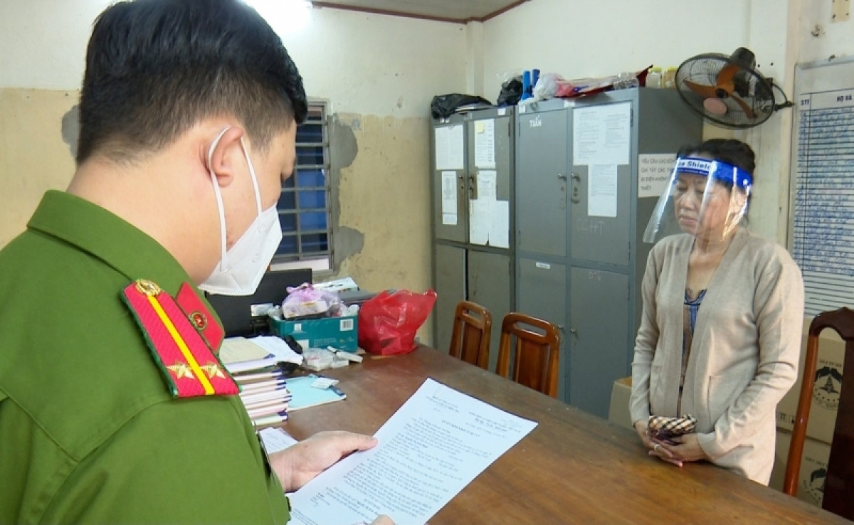 Nguyễn Thị Kim Hạnh nghe đọc quyết định khởi tố tội danh thứ 6.
