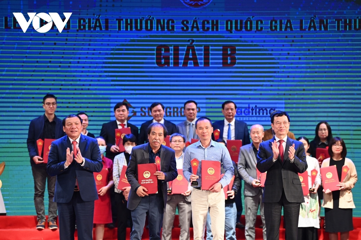 Nhà thơ Nguyễn Quang Thiều nhận giải B giải thưởng Sách Quốc gia cho tác phẩm “Chuyện của anh em nhà Mem và Kya”.