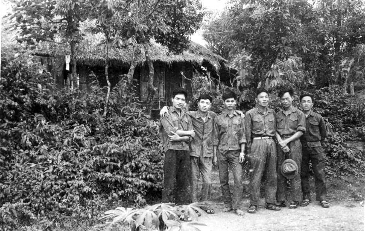 Nhà thơ Trúc Thông (thứ hai từ phải sang) và các phóng viên TTTXVN tại mặt trận Quảng Trị, năm 1972. (Ảnh: NVCC)
