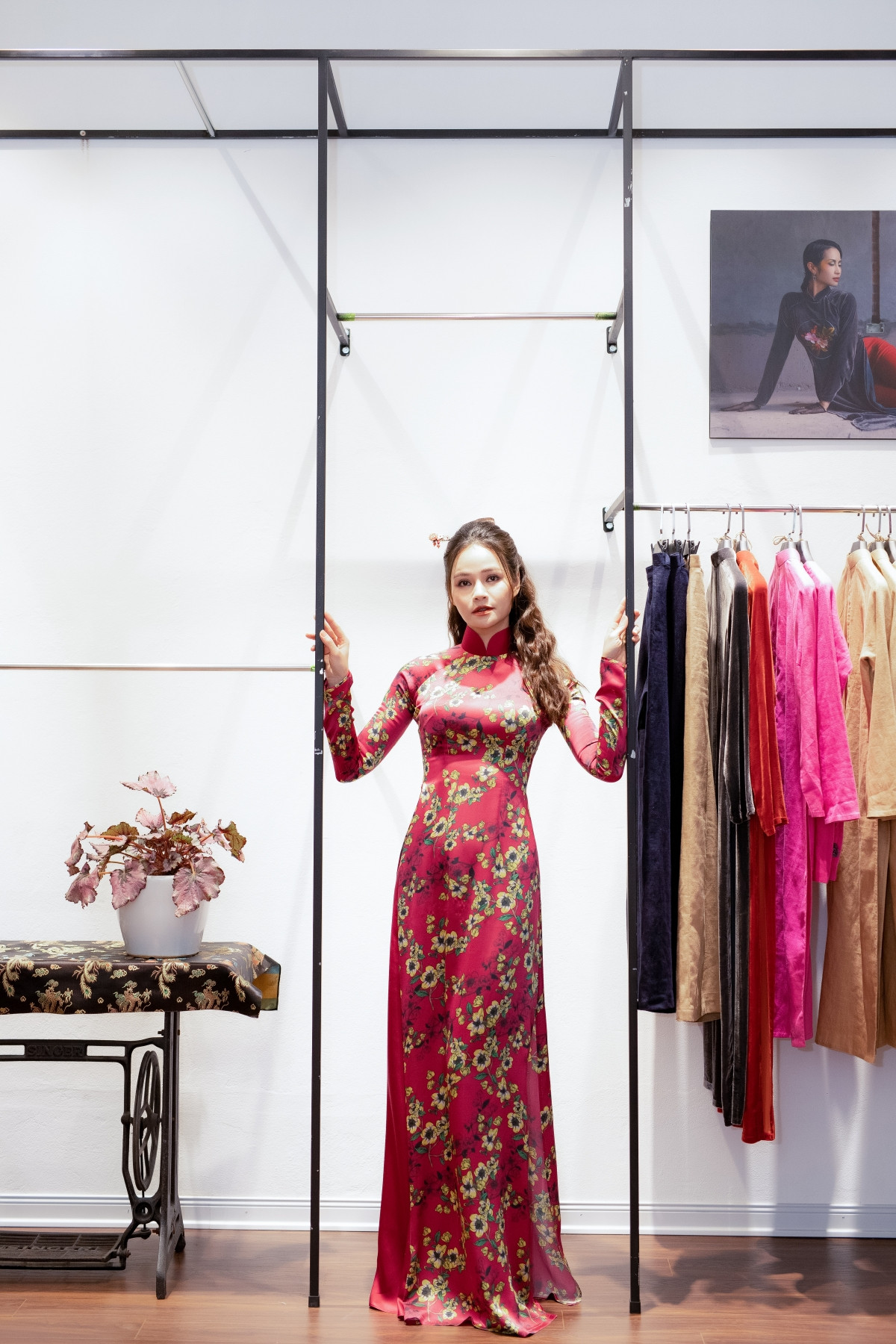 Vũ Thu Trang tâm sự, chị đến với nghề thiết kế áo dài là vì muốn giúp người phụ nữ Á Đông khoe được đường nét gợi cảm của cơ thể bên trong sự chuẩn mực của tà áo dài Việt Nam.