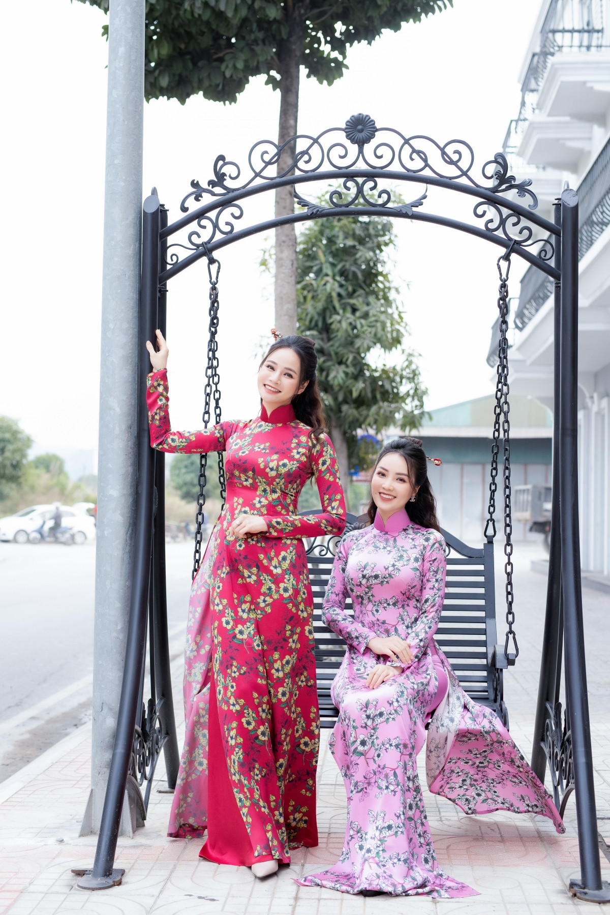 Vũ Thu Trang sử dụng nhiều màu sắc, họa tiết để giúp chiếc áo dài trở nên nổi bật, tuy nhiên chị rất đơn giản trong kiểu dáng.