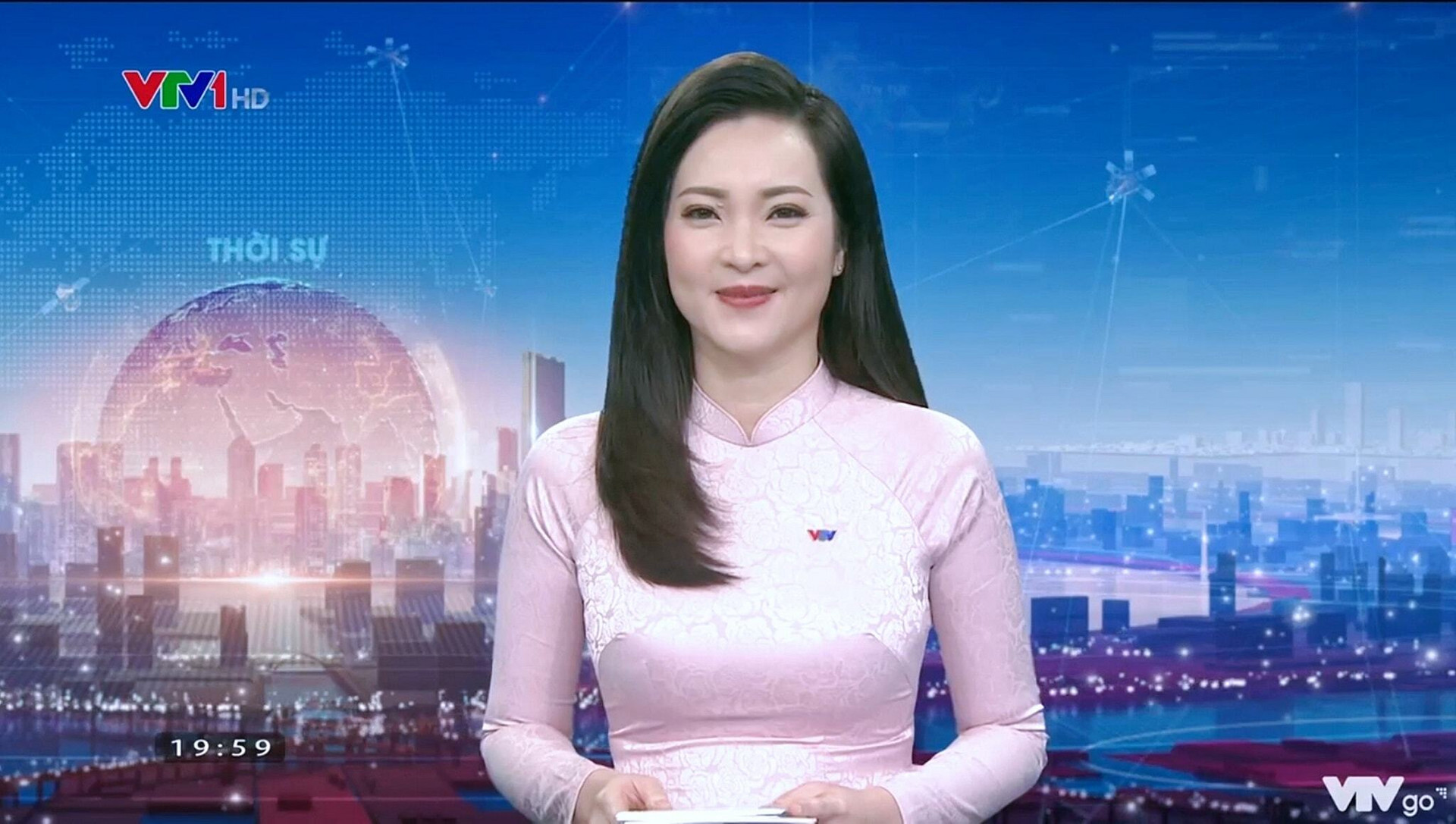 Nhan sắc biên tập viên thay Hoài Anh dẫn 'Thời sự 19h' của VTV - 1