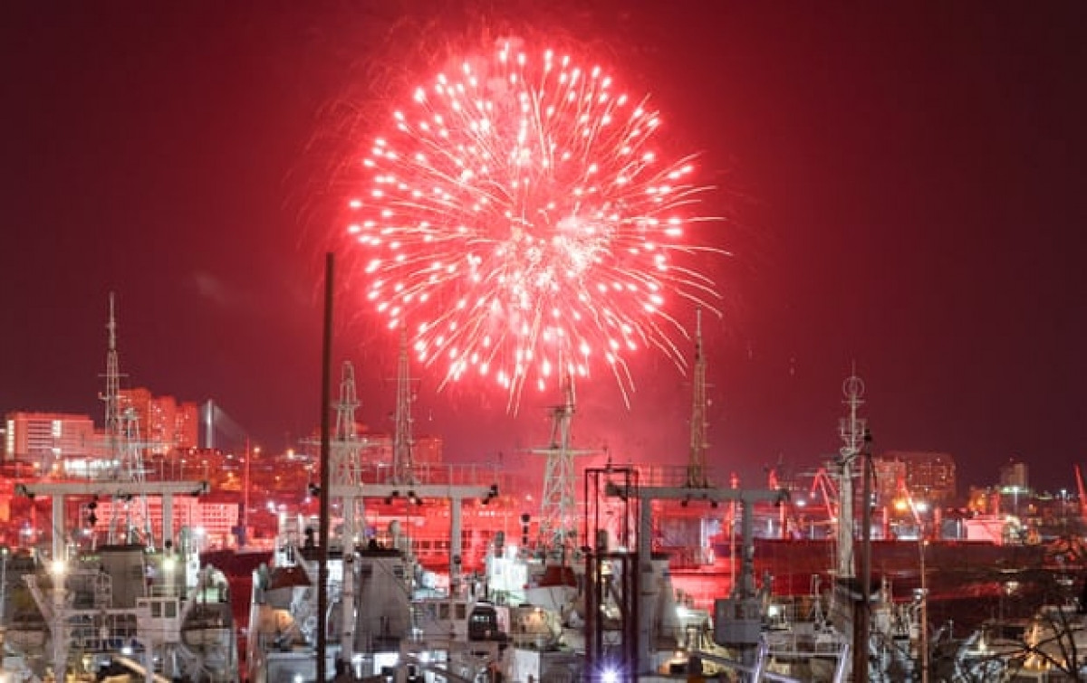 Một số nơi ở Nga cũng đã bắt đầu đón năm mới 2022. Trong ảnh là màn bắn pháo hoa rực rỡ trên bầu trời Vladivostok, Nga. Ảnh: Tass