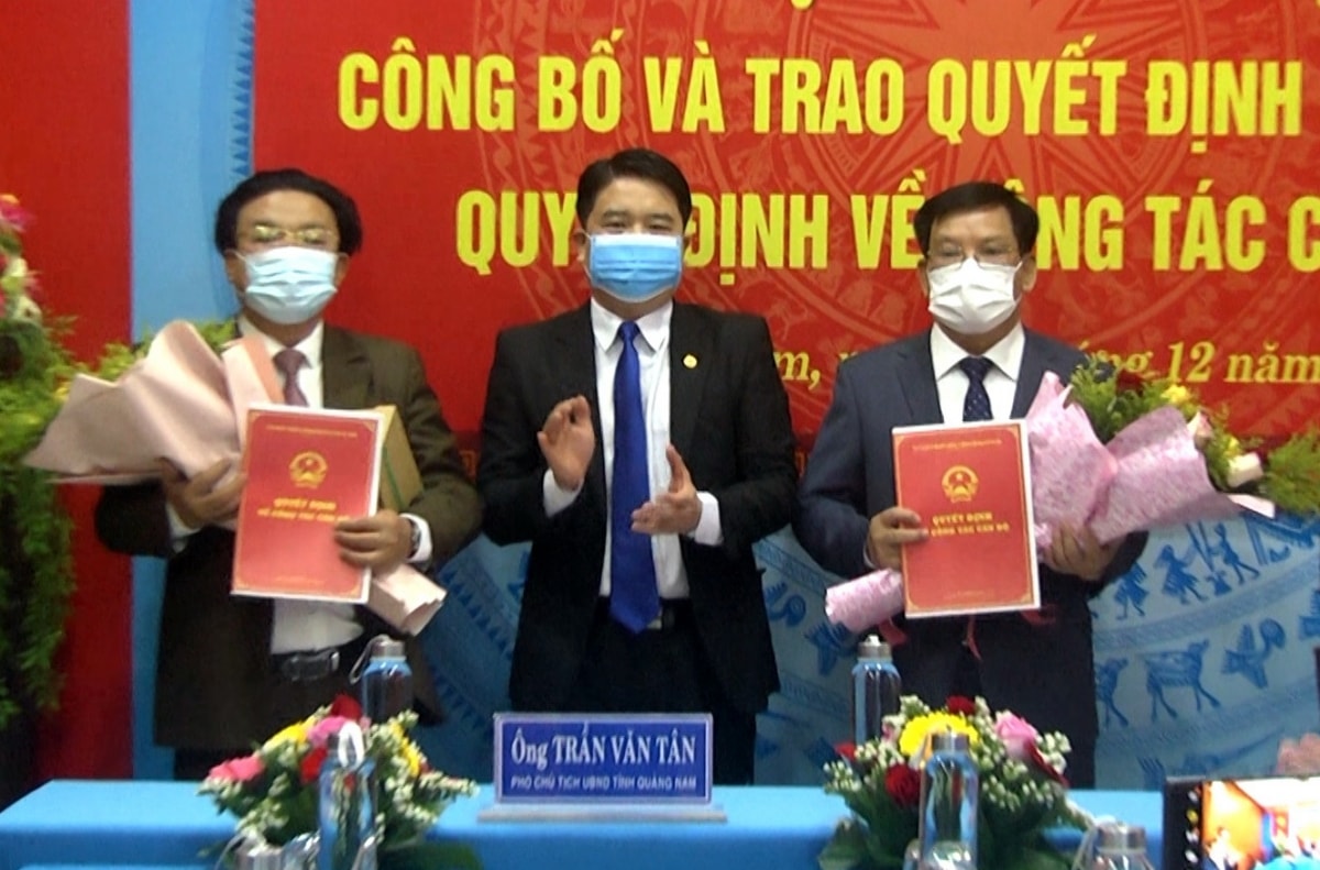 UBND tỉnh Quảng Nam công bố Quyết định bổ nhiệm ông Thái Viết Tường (bên phải) giữ chức vụ Giám đốc Sở Giáo dục và Đào tạo tỉnh Quảng Nam.
