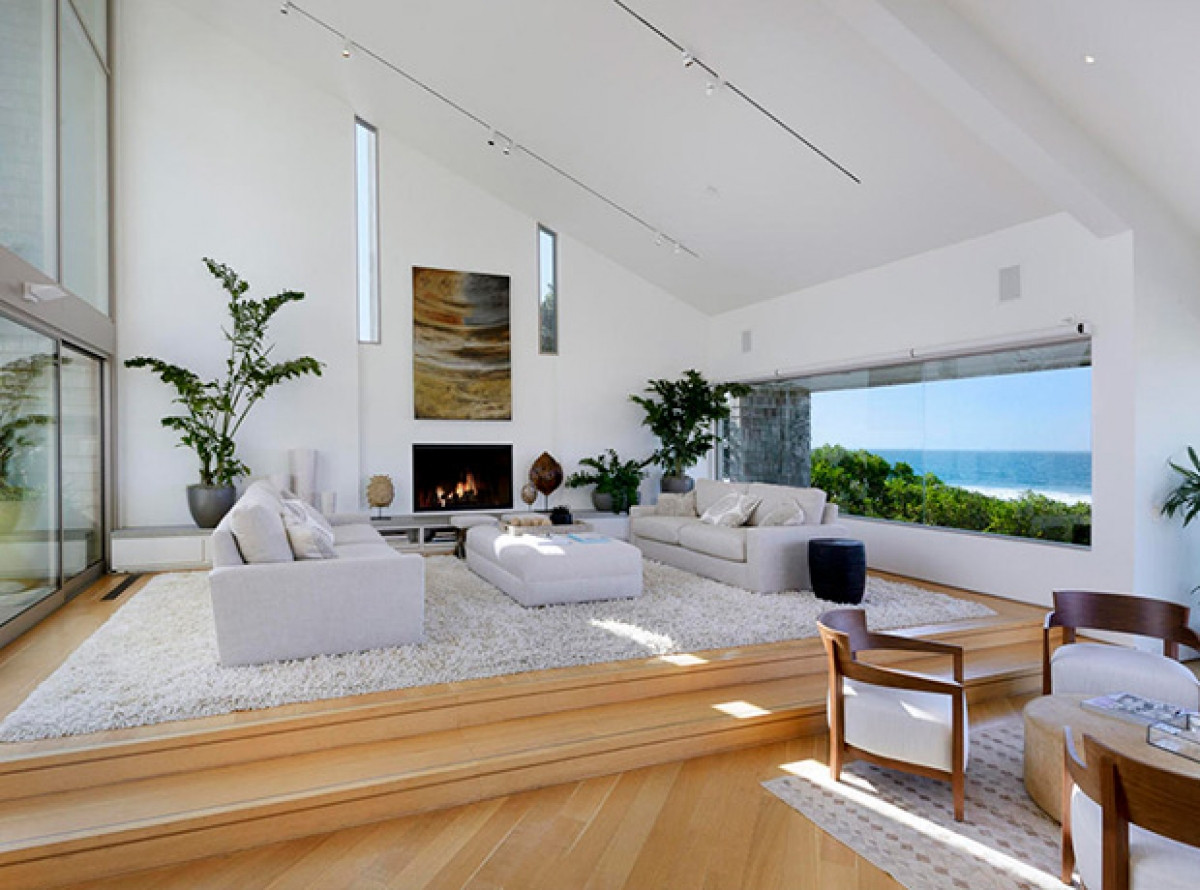 Bước vào nhà, căn nhà rộng lớn với tông màu trắng chủ đạo mang phong cách thanh lịch và tinh tế.