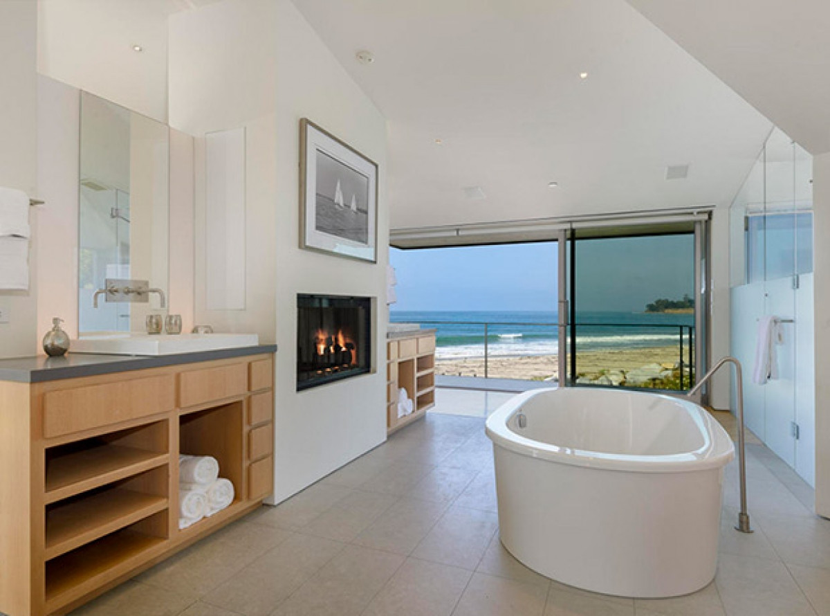 Phòng tắm với bồn ngâm hướng ra phía biển là nơi thư giãn tuyệt vời sau lịch trình bận rộn của Ellen và vợ. 