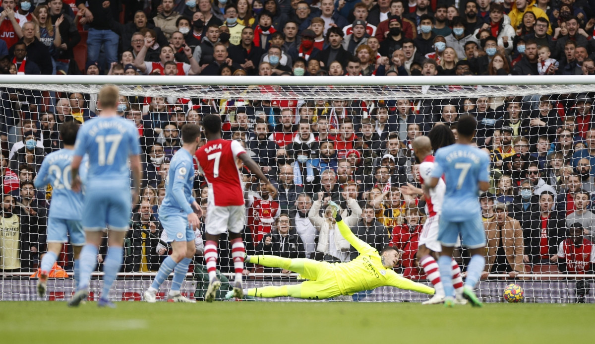 Saka mở tỷ số cho Arsenal với pha dứt điểm chân trái hiểm hóc. (Ảnh: Reuters)