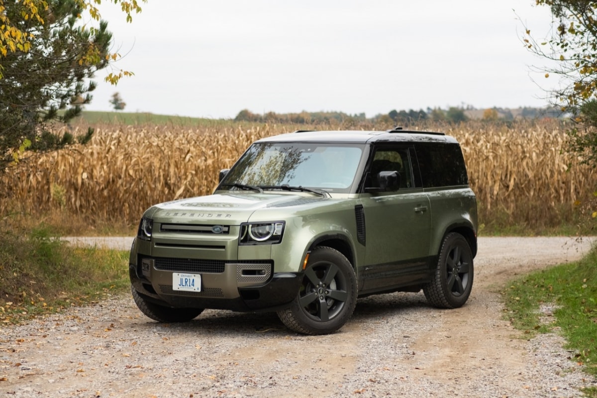 Một trong những thương hiệu giàu tính lịch sử với dòng xe địa hình là Land Rover Defender. Mặc dù tên gọi thực tế là Defender chỉ có từ đầu những năm 1980, nhưng dòng xe này đã có từ nhiều thập kỷ trước đó. Trong khi Bắc Mỹ yêu thích dòng xe Jeep, thì phần còn lại của thế giới biết đến sức mạnh như “dê núi” của Land Rover. Defender mới nhất vẫn có sẵn ở dạng xe 2 chiều dài cơ sở, với hai hoặc bốn cửa tương ứng và có kiểu dáng rất khối. Land Rover đã không kìm hãm khả năng off-road của chiếc SUV và giờ đây cho phép người tiêu dùng lựa chọn 3 loại động cơ, bao gồm cả động cơ V8 518 mã lực mạnh mẽ.